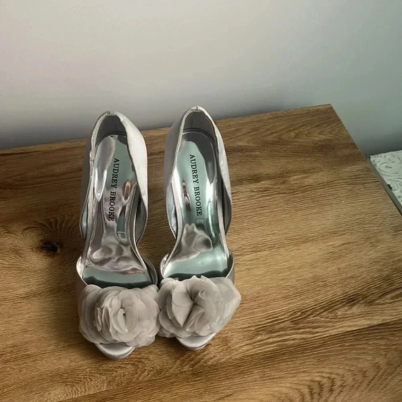 Audrey Brooke silver heels size 7 - Picture 2 of 16